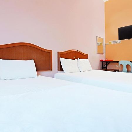 Oyo 90598 Living House C0 Hotel กูชิง ภายนอก รูปภาพ