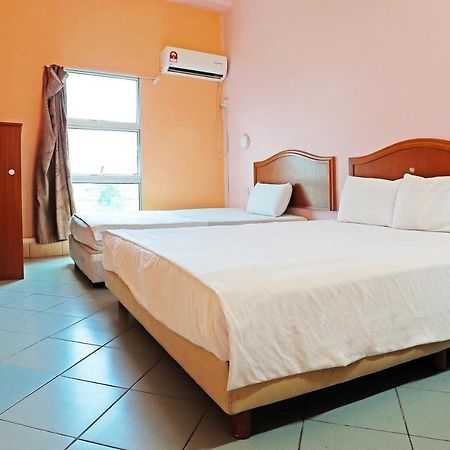 Oyo 90598 Living House C0 Hotel กูชิง ภายนอก รูปภาพ