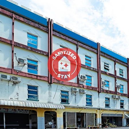 Oyo 90598 Living House C0 Hotel กูชิง ภายนอก รูปภาพ