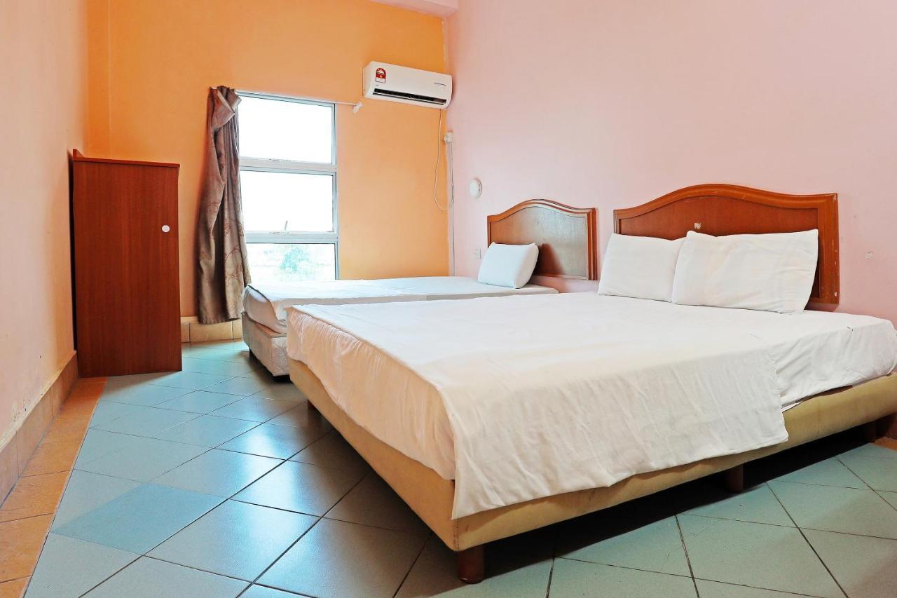 Oyo 90598 Living House C0 Hotel กูชิง ภายนอก รูปภาพ