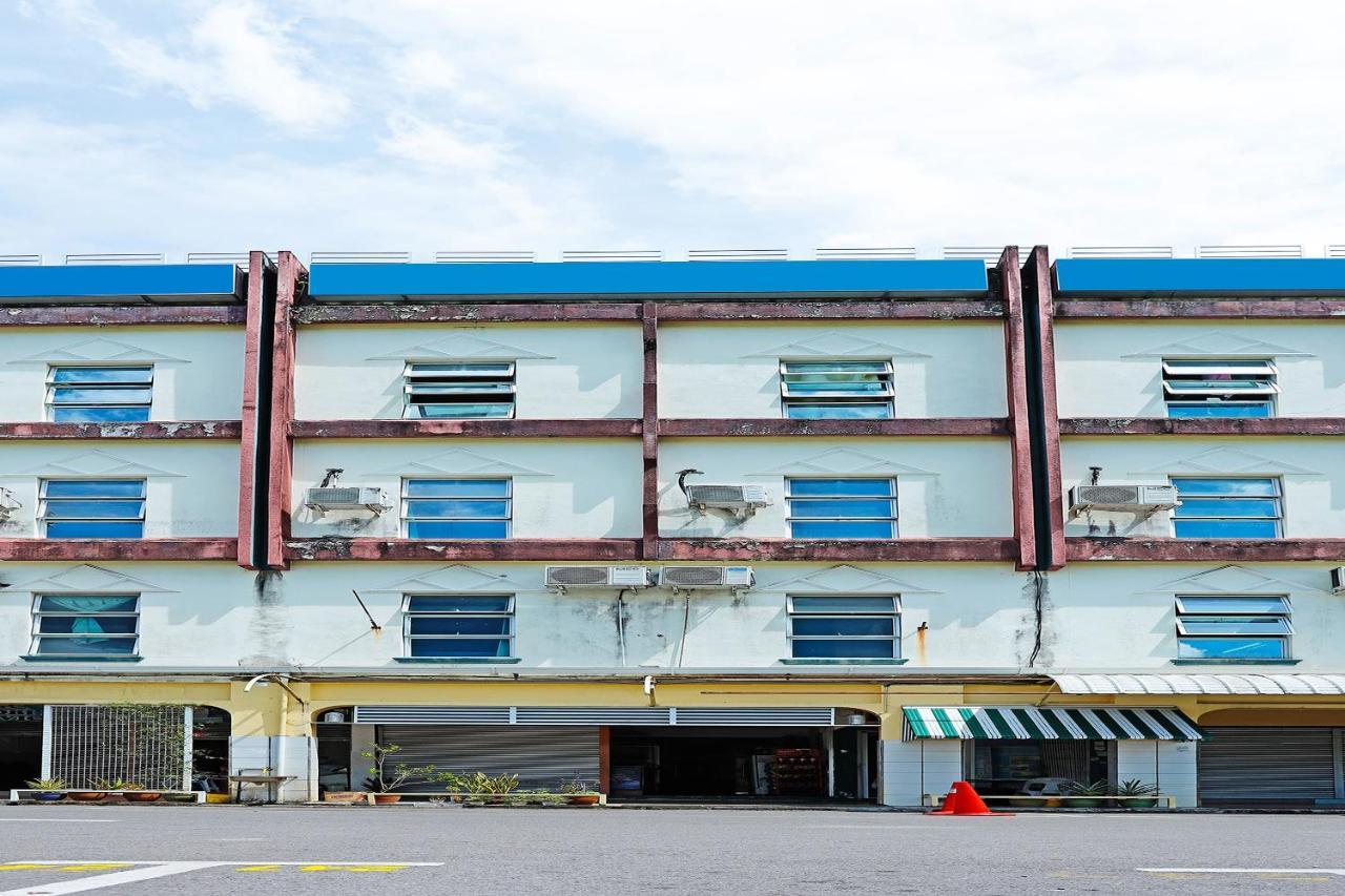 Oyo 90598 Living House C0 Hotel กูชิง ภายนอก รูปภาพ