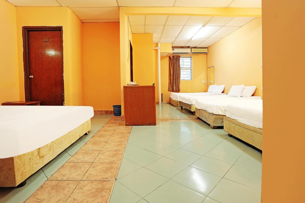 Oyo 90598 Living House C0 Hotel กูชิง ภายนอก รูปภาพ