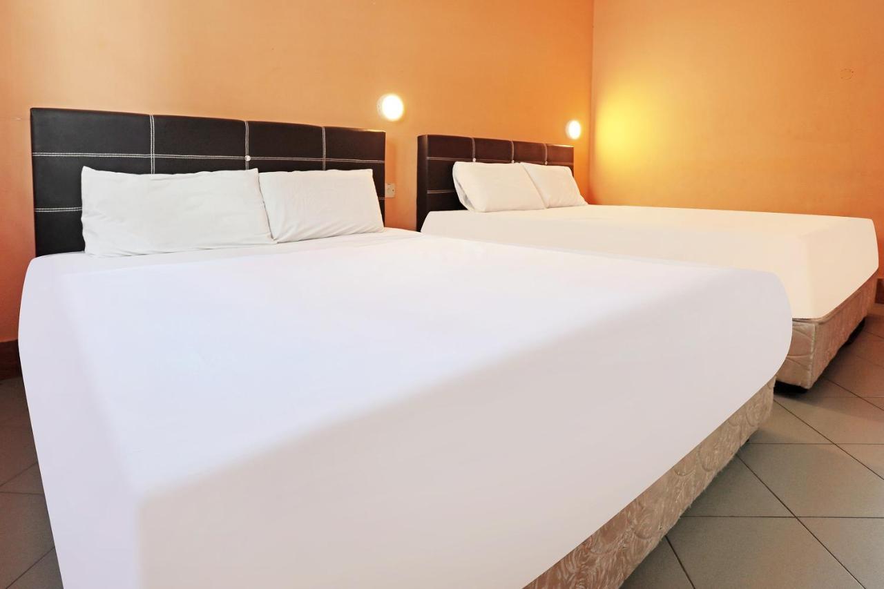 Oyo 90598 Living House C0 Hotel กูชิง ภายนอก รูปภาพ