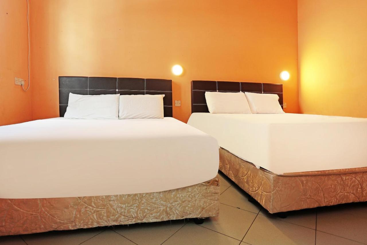 Oyo 90598 Living House C0 Hotel กูชิง ภายนอก รูปภาพ