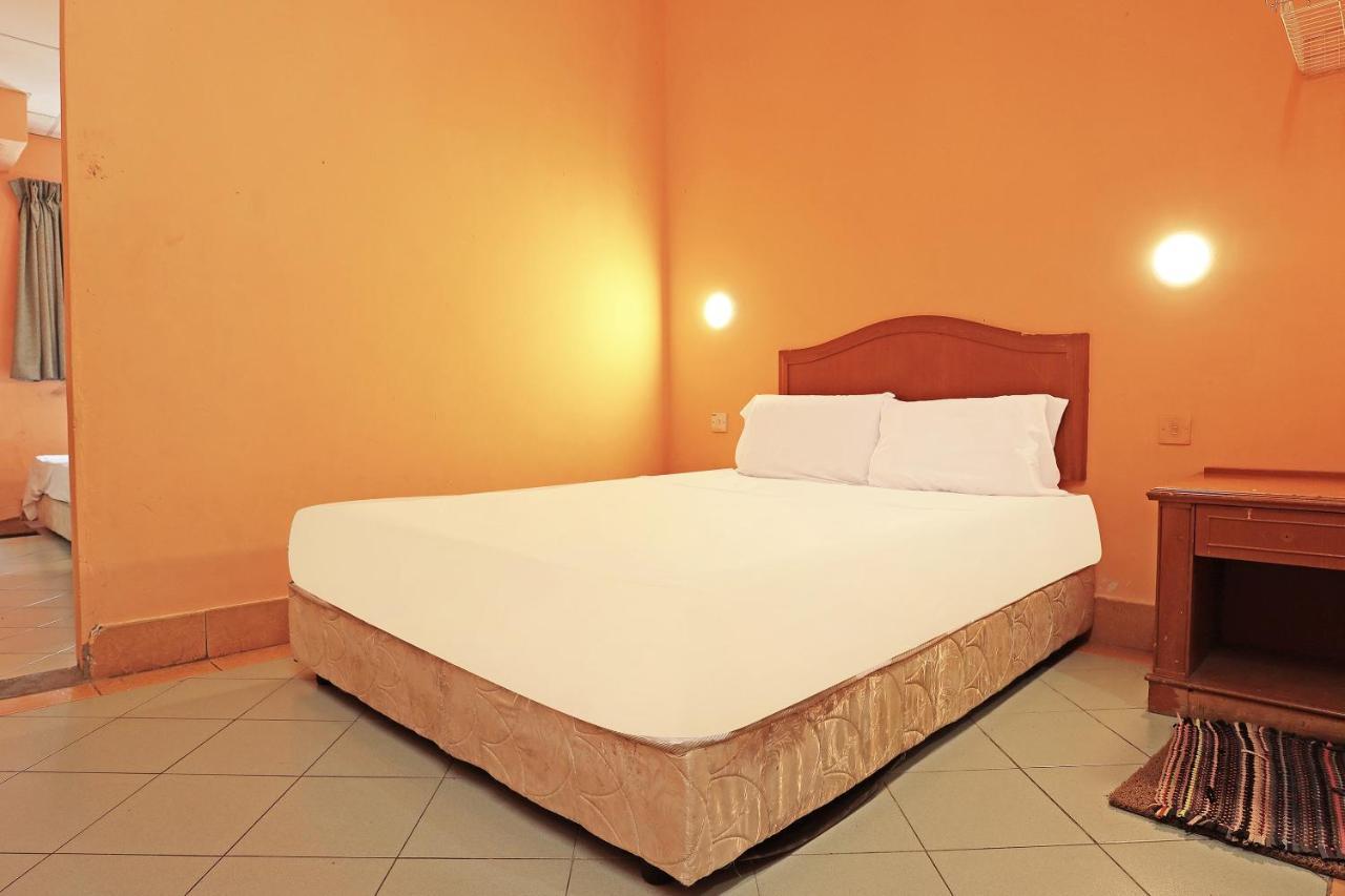 Oyo 90598 Living House C0 Hotel กูชิง ภายนอก รูปภาพ