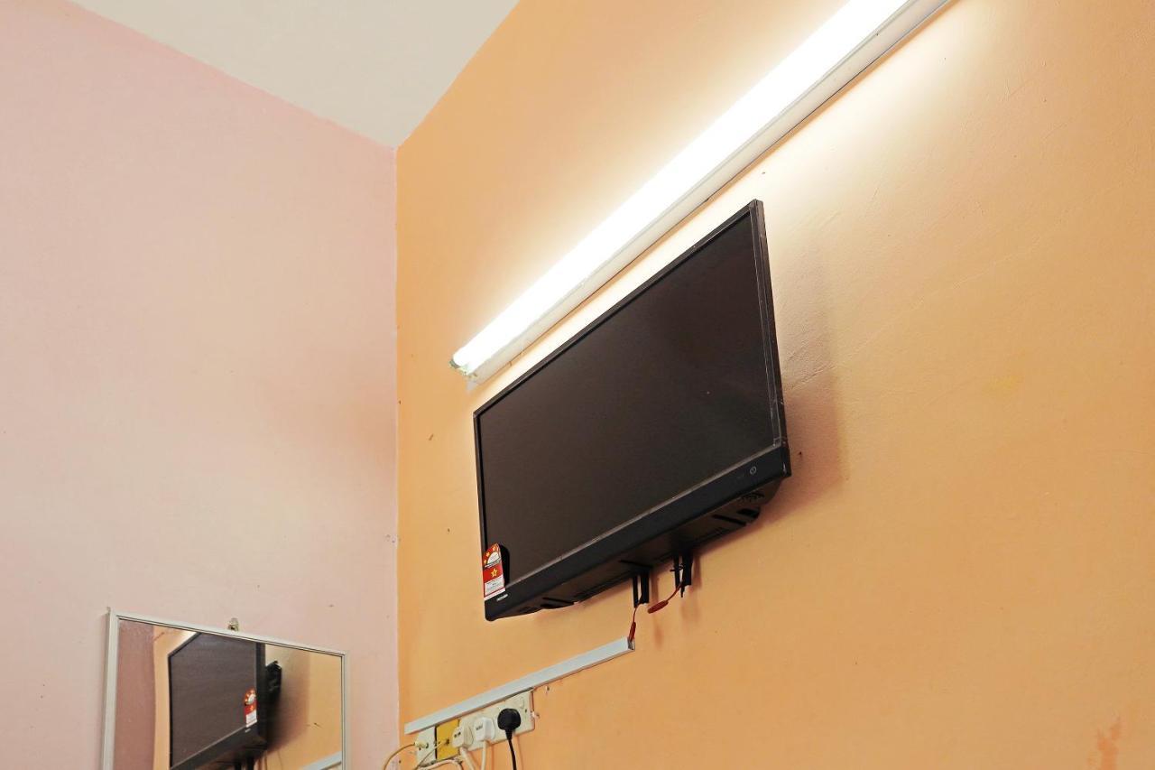 Oyo 90598 Living House C0 Hotel กูชิง ภายนอก รูปภาพ