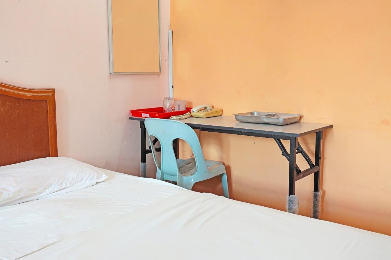Oyo 90598 Living House C0 Hotel กูชิง ภายนอก รูปภาพ