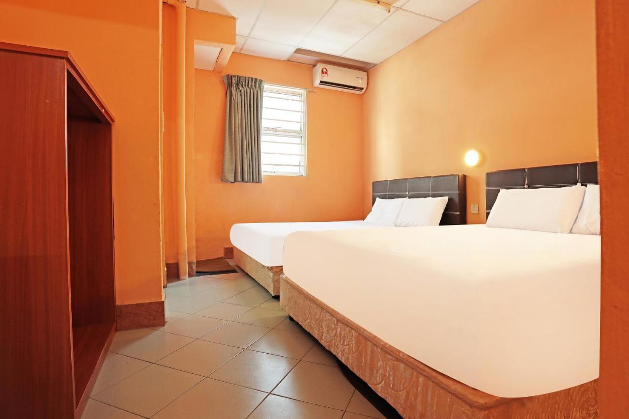 Oyo 90598 Living House C0 Hotel กูชิง ภายนอก รูปภาพ
