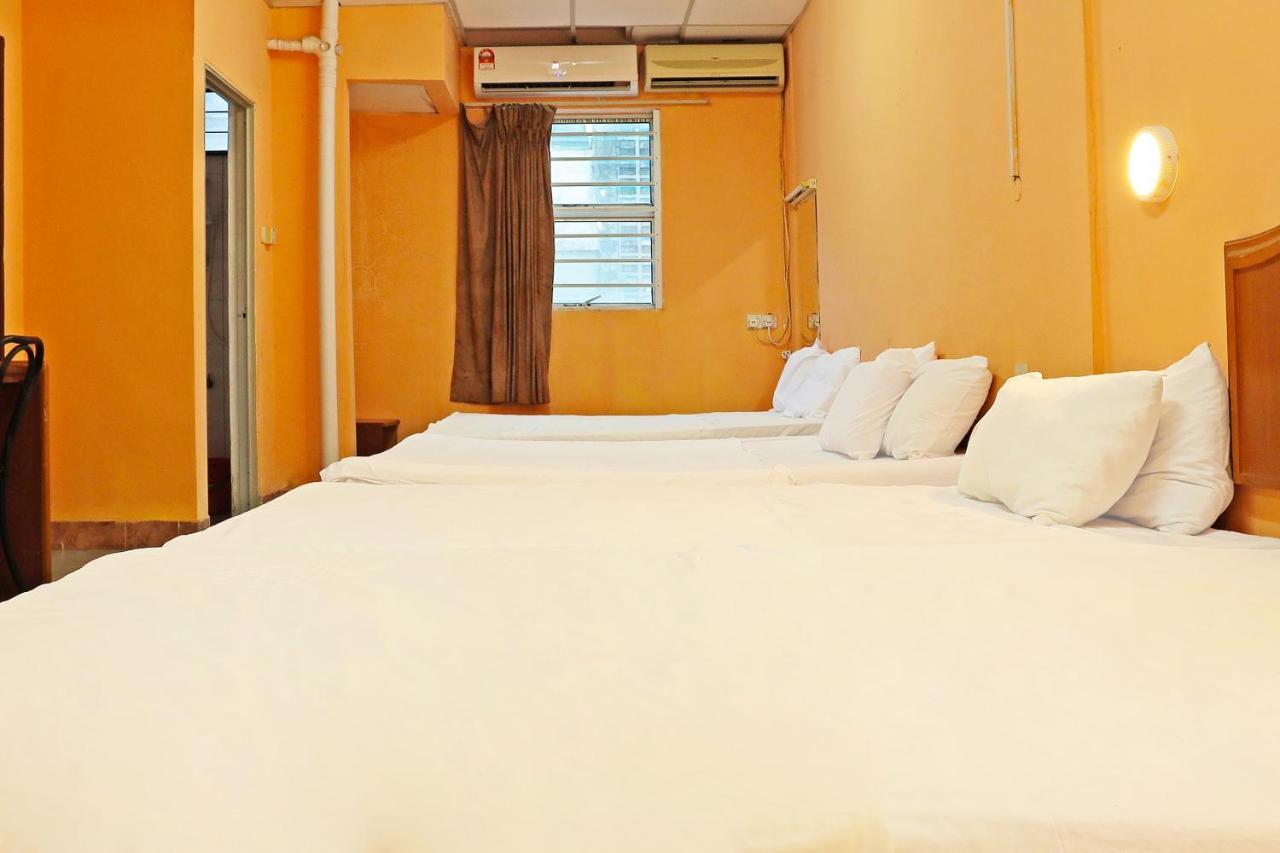 Oyo 90598 Living House C0 Hotel กูชิง ภายนอก รูปภาพ