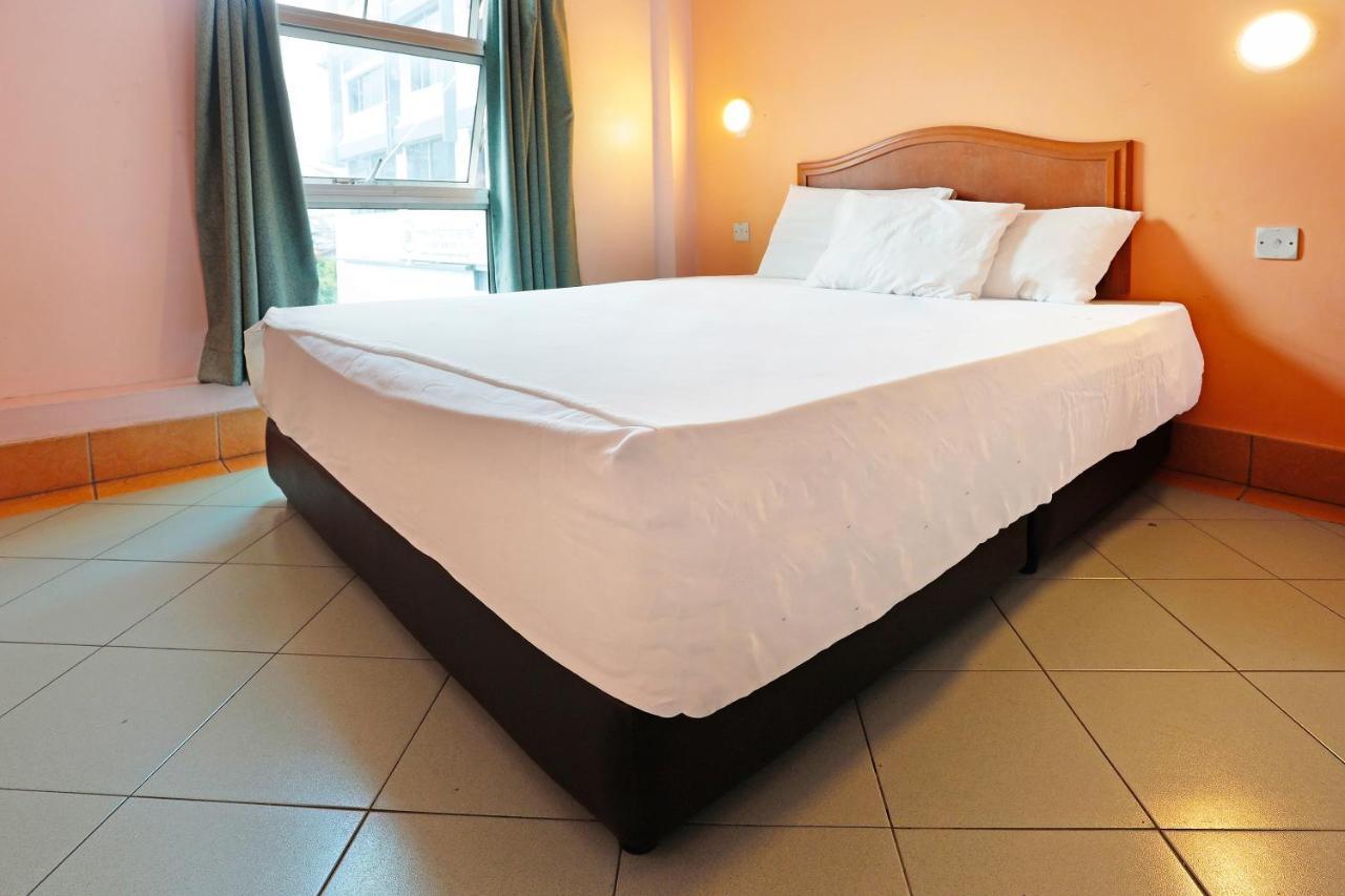 Oyo 90598 Living House C0 Hotel กูชิง ภายนอก รูปภาพ